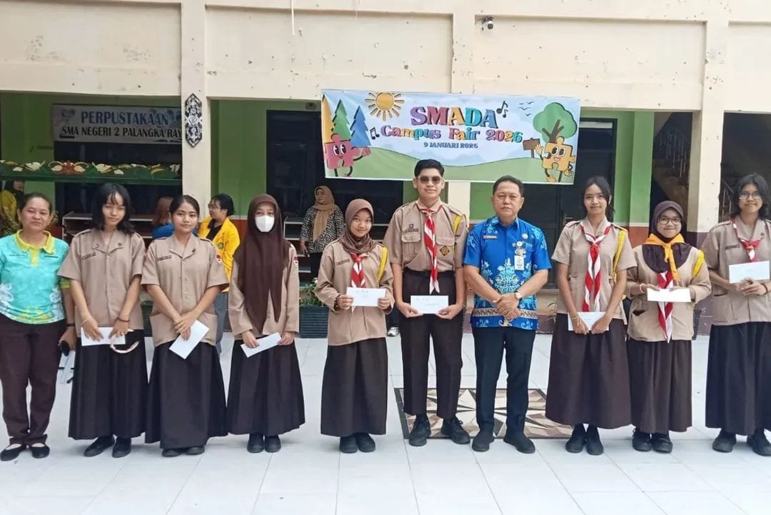 Penyerahan Penghargaan Literasi Kepada Murid SMAN 2 Palangka Raya